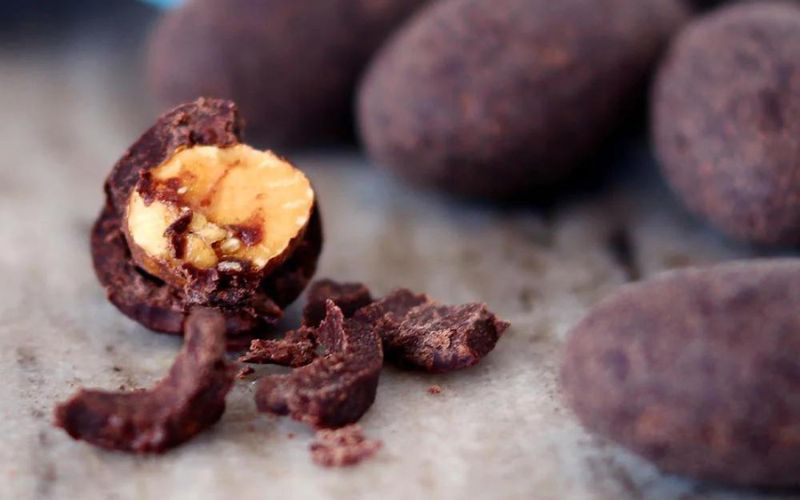 Dark Chocolate Almonds: Nutty Indulgence with a Rich Cocoa Coating - ChocoVivo